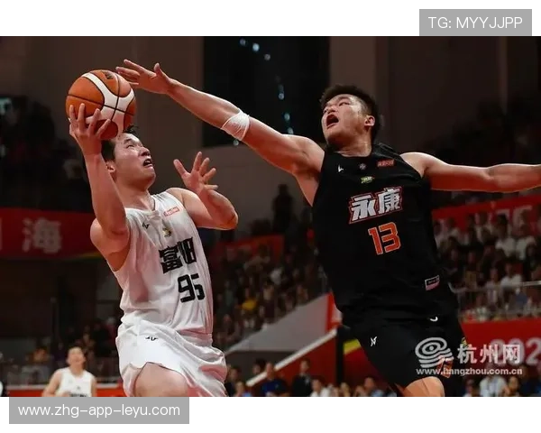 球员在比赛中展现对手无法防范的招牌动作，在比赛中持球队员倒地或坐在地上时比赛应继续进行